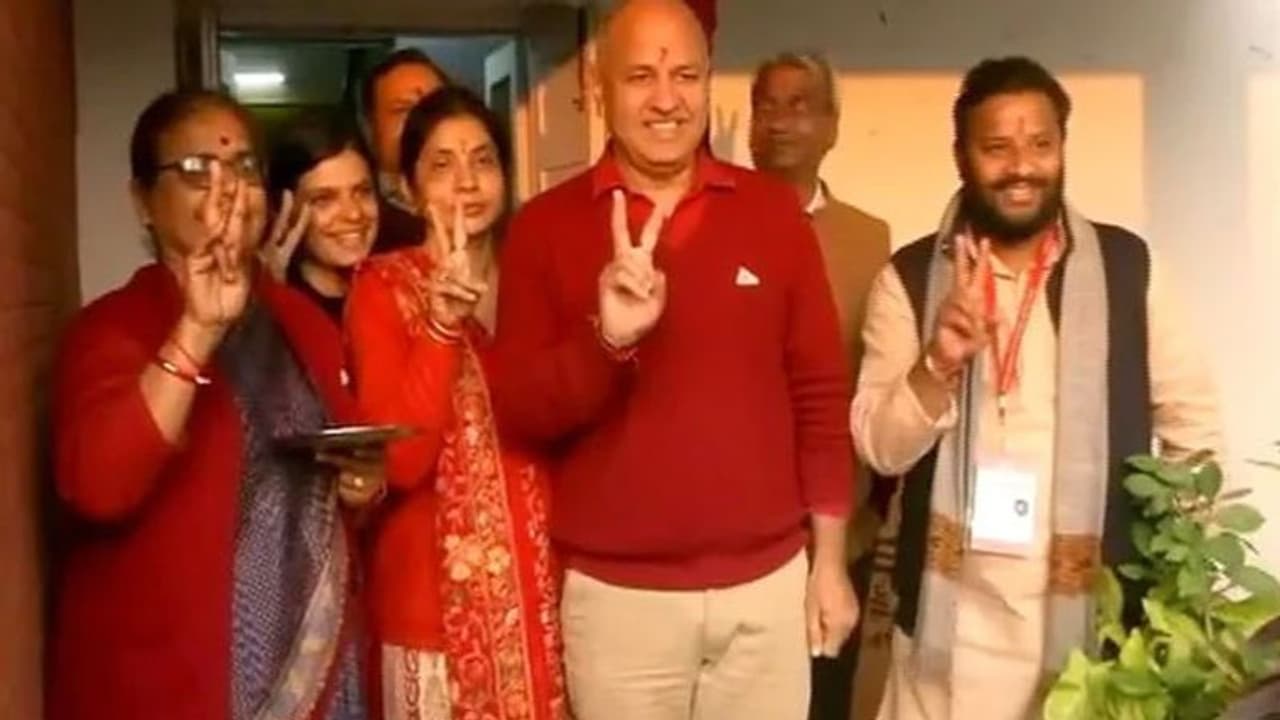 தொடர்ந்து பின்னடைவில் இருந்த துணை முதல்வர் சிசோடியா... இறுதியில் தட்டித்தூக்கி அசத்தல்..! தொடர்ந்து பின்னடைவில் இருந்த துணை முதல்வர் சிசோடியா... இறுதியில் தட்டித்தூக்கி அசத்தல்..!