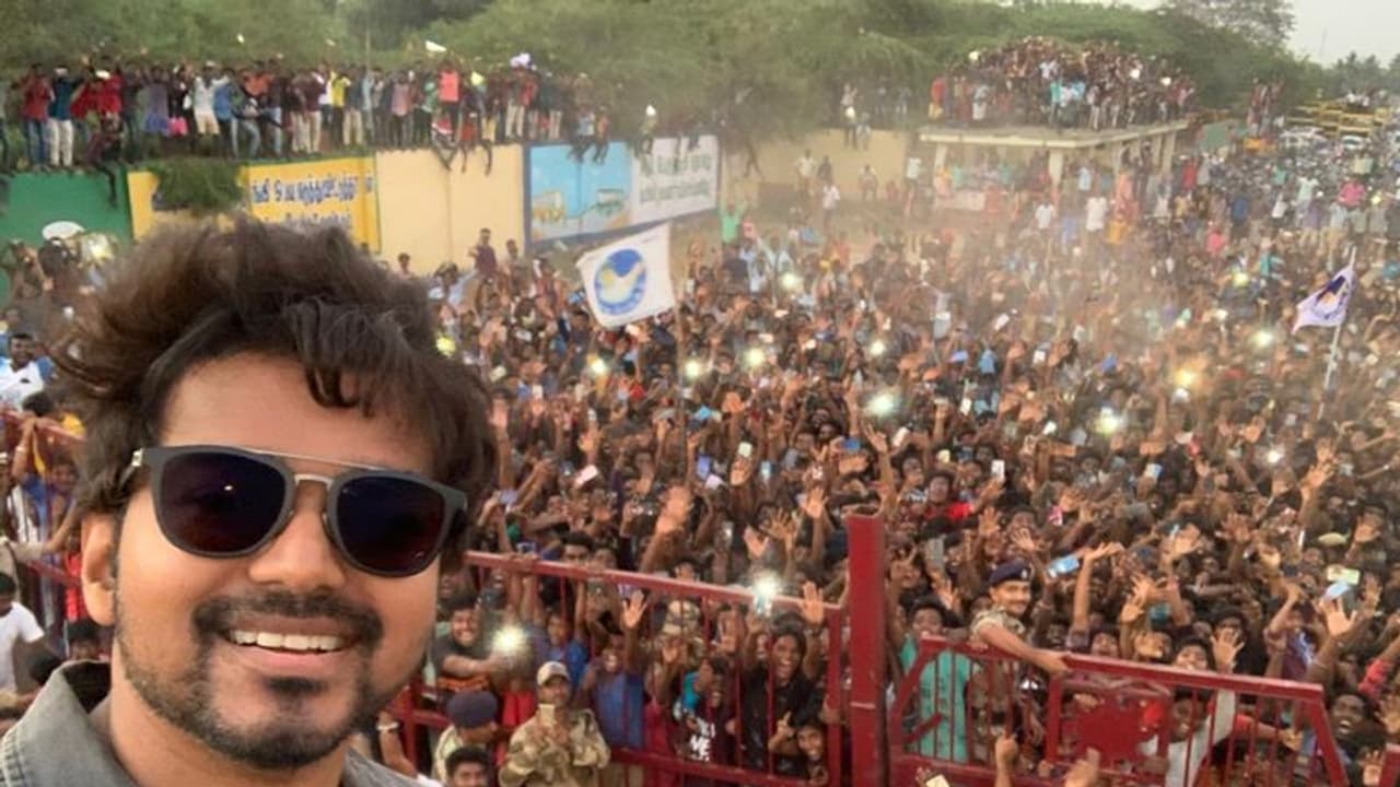 சுய லாபத்திற்கு ரசிகர்களை பயன்படுத்தும் விஜய்... செஃல்பி எடுத்து அரசை மிரட்டியது சரியா..? சுய லாபத்திற்கு ரசிகர்களை பயன்படுத்தும் விஜய்... செஃல்பி எடுத்து அரசை மிரட்டியது சரியா..?