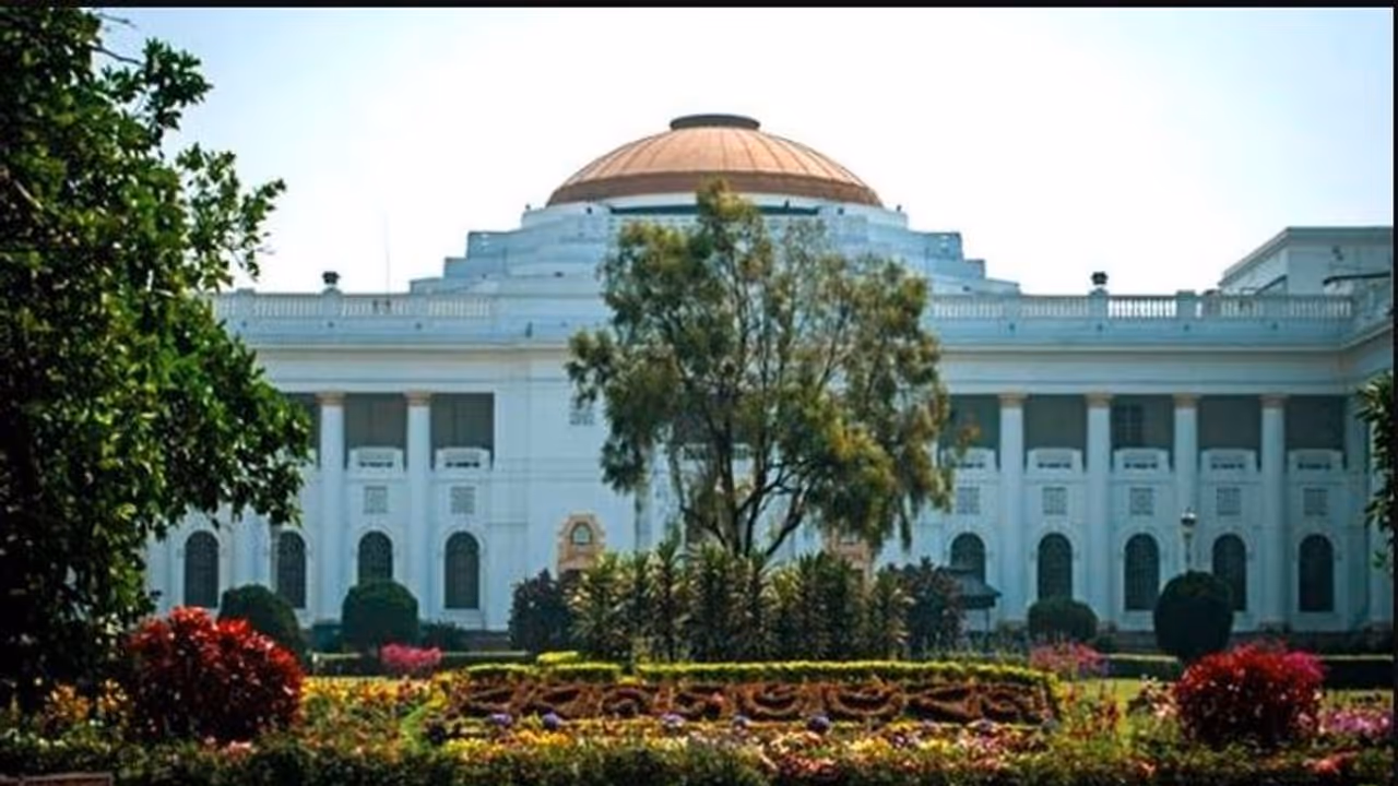 মন্ত্রীর সঙ্গে বিরোধী বিধায়কের হাতাহাতির উপক্রম, বিধানসভায় ধুন্ধুমার মন্ত্রীর সঙ্গে বিরোধী বিধায়কের হাতাহাতির উপক্রম, বিধানসভায় ধুন্ধুমার