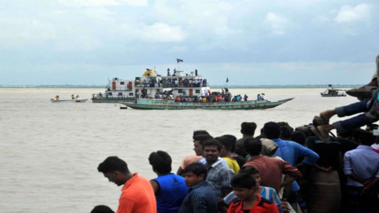 অবৈধভাবে জলপথ পেরোনোর চেষ্টা, নৌকাডুবিতে প্রাণ গেল রোহিঙ্গাদের অবৈধভাবে জলপথ পেরোনোর চেষ্টা, নৌকাডুবিতে প্রাণ গেল রোহিঙ্গাদের