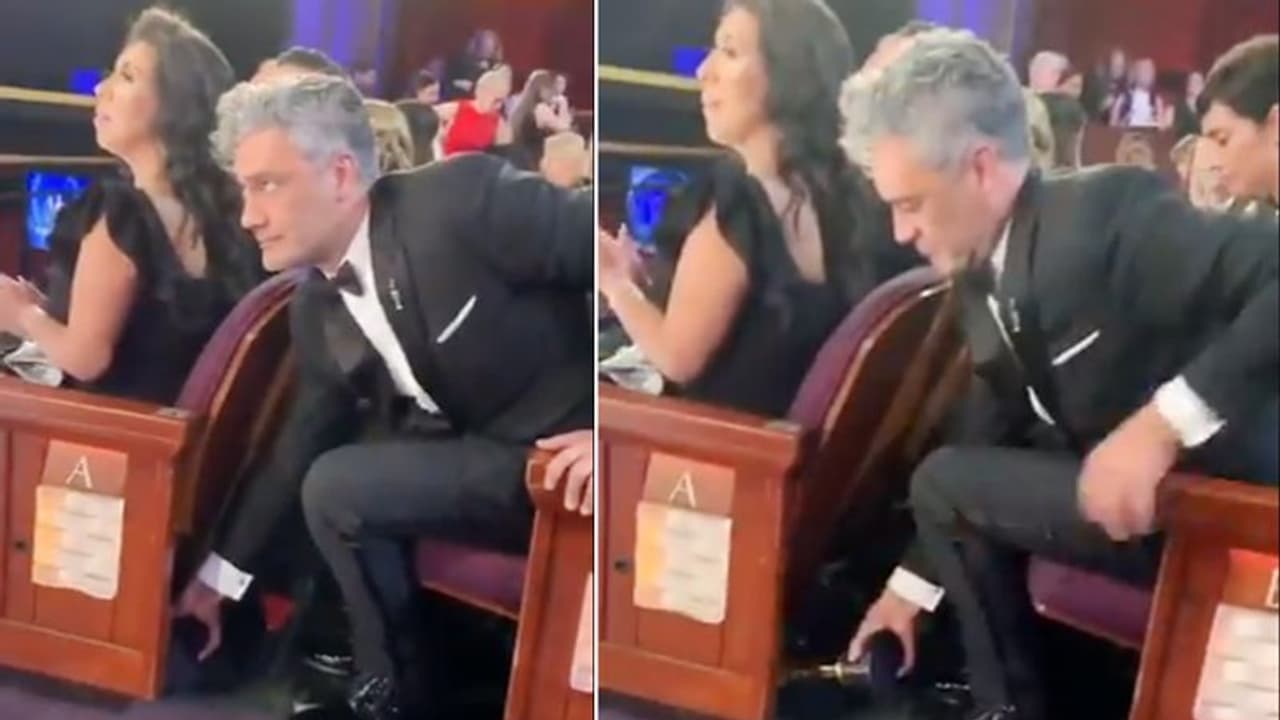 कुर्सी के नीचे ऑस्कर में अवॉर्ड छुपाता दिखा ये डायरेक्टर, वायरल हुआ वीडियो कुर्सी के नीचे ऑस्कर में अवॉर्ड छुपाता दिखा ये डायरेक्टर, वायरल हुआ वीडियो