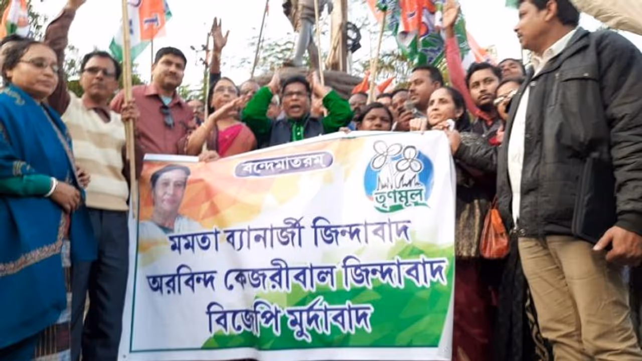 দিল্লিতে ঝাড়ু ঝড়, 'বিজেপি মুর্দাবাদ' লেখা ব্যানার নিয়ে মিছিল তৃণমূলের দিল্লিতে ঝাড়ু ঝড়, 'বিজেপি মুর্দাবাদ' লেখা ব্যানার নিয়ে মিছিল তৃণমূলের