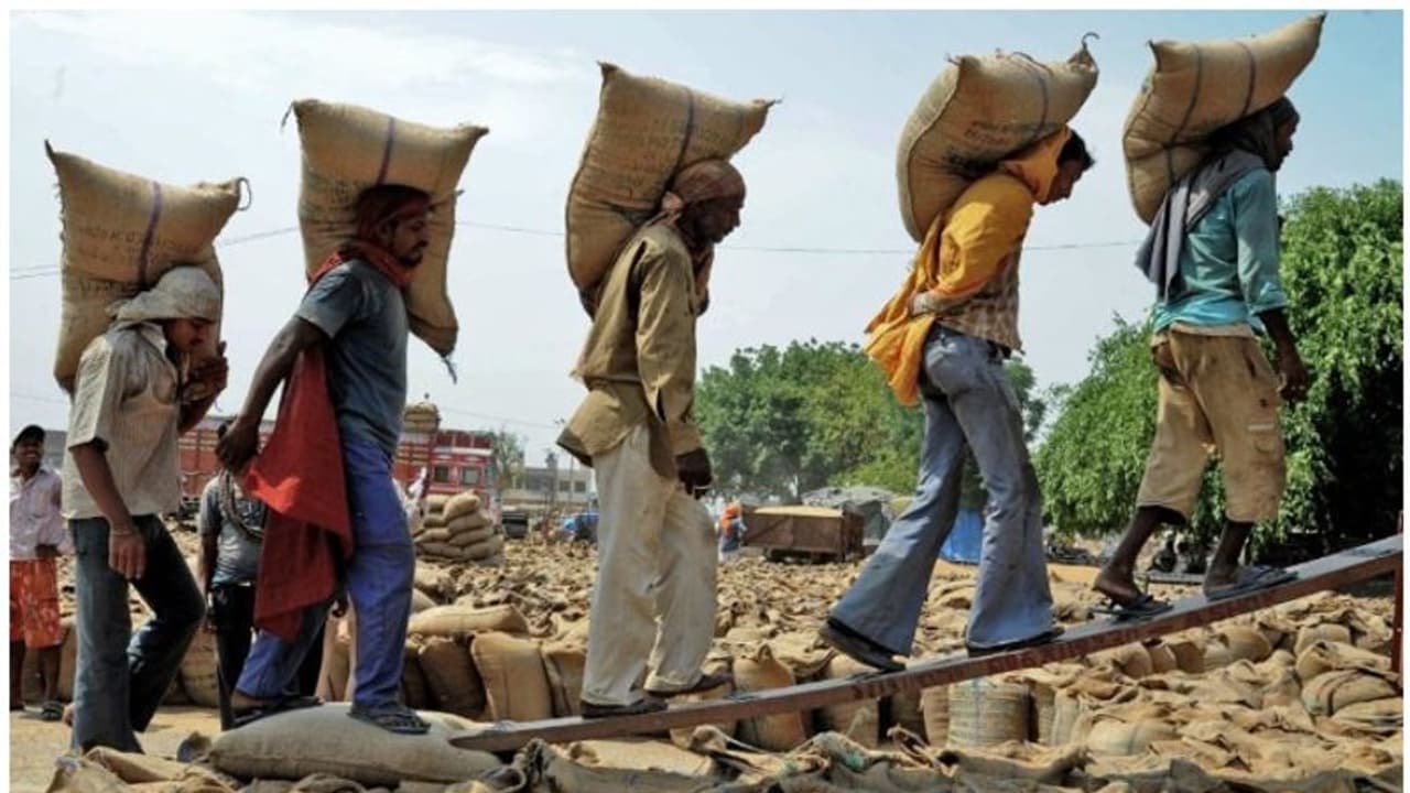 'കൊടും വെയിലില്‍ പണിയെടുക്കേണ്ട'; ജോലി സമയത്തില്‍ മാറ്റവുമായി സര്‍ക്കാര്‍