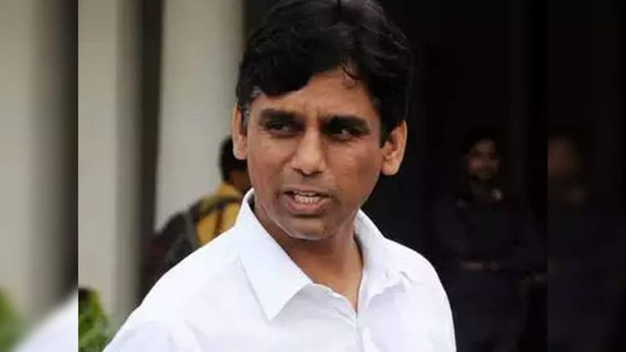 న్యూఢిల్లీలో కలకలం: ఆప్ ఎమ్మెల్యే నరేష్ యాదవ్ కాన్వాయ్ పై కాల్పులు, ఒకరి మృతి న్యూఢిల్లీలో కలకలం: ఆప్ ఎమ్మెల్యే నరేష్ యాదవ్ కాన్వాయ్ పై కాల్పులు, ఒకరి మృతి