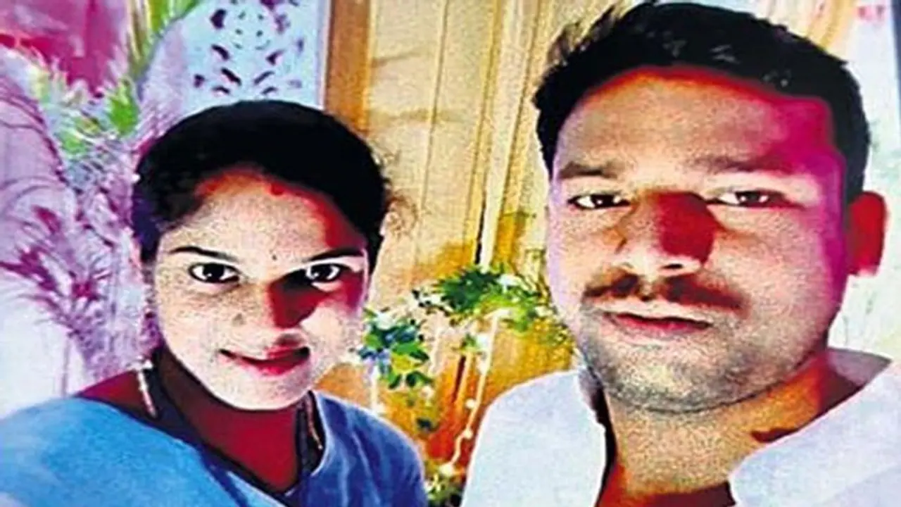 కొడుకుని షాపులో వదిలేసి వచ్చి భార్యాభర్తల ఆత్మహత్య కొడుకుని షాపులో వదిలేసి వచ్చి భార్యాభర్తల ఆత్మహత్య