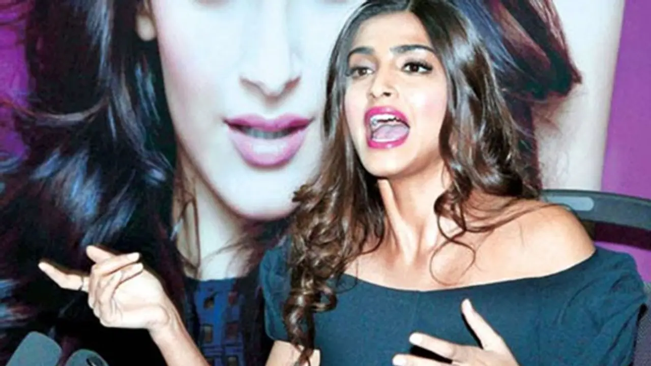 हनुमान चालीसा पर इस राइटर से भिड़ी अनिल कपूर की बेटी, बोली मैं भी हिंदू हूं हनुमान चालीसा पर इस राइटर से भिड़ी अनिल कपूर की बेटी, बोली मैं भी हिंदू हूं