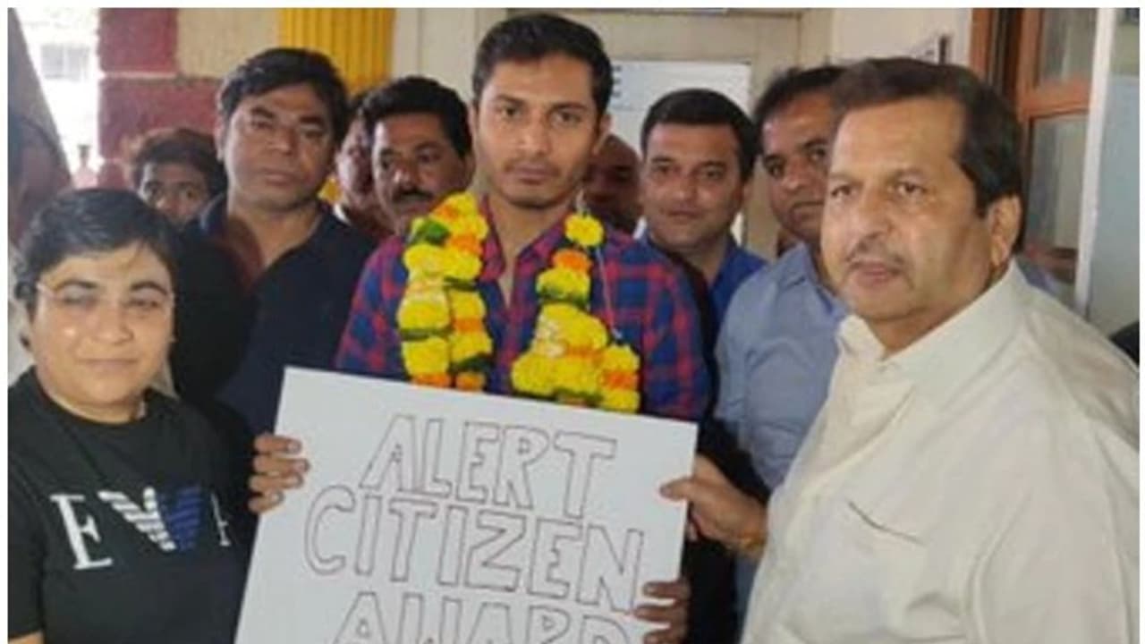 കവി ബപ്പാദിത്യയെ പൊലീസിലേൽപിച്ച സംഭവം; സസ്പെൻഡ് ചെയ്യപ്പെട്ട ഊബർ ഡ്രൈവർ തിരികെ ജോലിയിൽ പ്രവേശിച്ചു കവി ബപ്പാദിത്യയെ പൊലീസിലേൽപിച്ച സംഭവം; സസ്പെൻഡ് ചെയ്യപ്പെട്ട ഊബർ ഡ്രൈവർ തിരികെ ജോലിയിൽ പ്രവേശിച്ചു