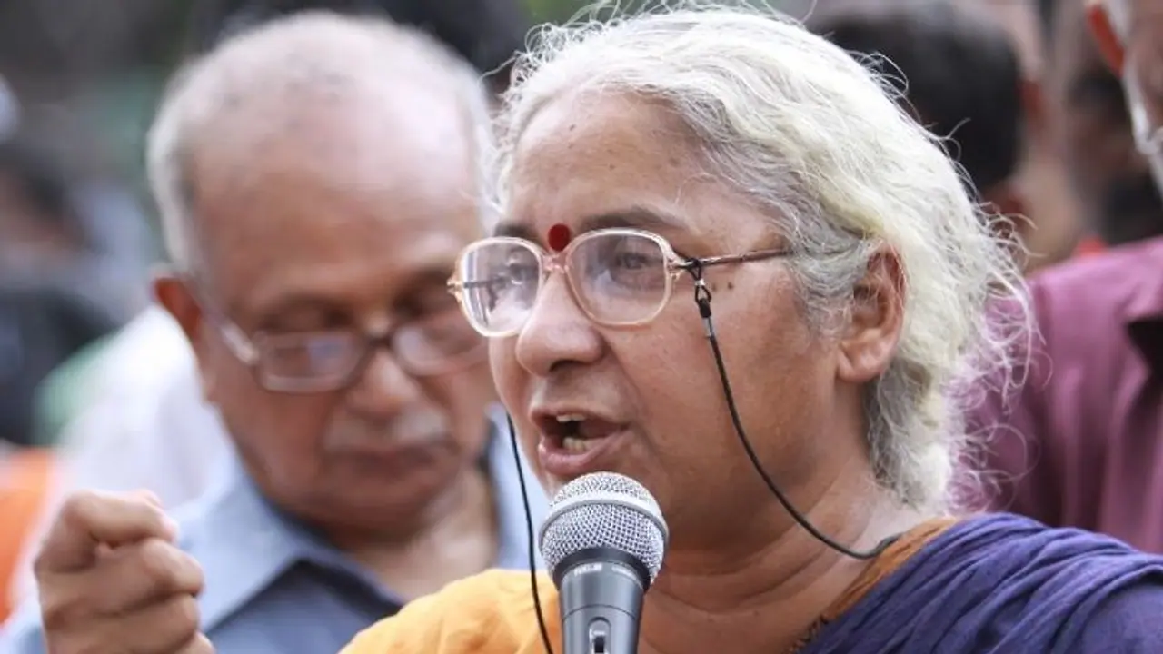 টেলিফোন ভবনে ঢুকতে দেওয়া হল না মেধা পাটকরকে, ৫ দফা দাবি নিয়ে আন্দোলনে কয়েকশো কর্মী টেলিফোন ভবনে ঢুকতে দেওয়া হল না মেধা পাটকরকে, ৫ দফা দাবি নিয়ে আন্দোলনে কয়েকশো কর্মী