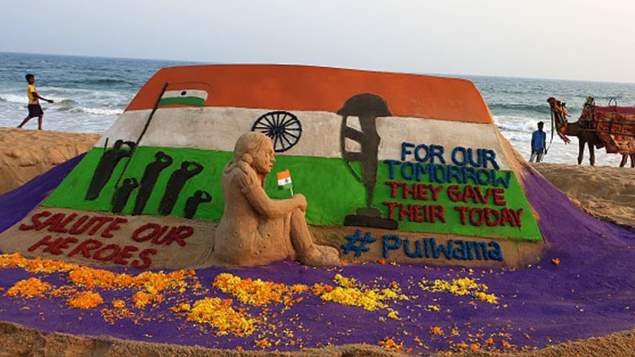രാജ്യം നടുങ്ങിയ ദിനം; പുല്വാമയില് പൊലിഞ്ഞത് 40 ജവാന്മാരുടെ ജീവന്, നമിച്ച് രാജ്യം രാജ്യം നടുങ്ങിയ ദിനം; പുല്വാമയില് പൊലിഞ്ഞത് 40 ജവാന്മാരുടെ ജീവന്, നമിച്ച് രാജ്യം