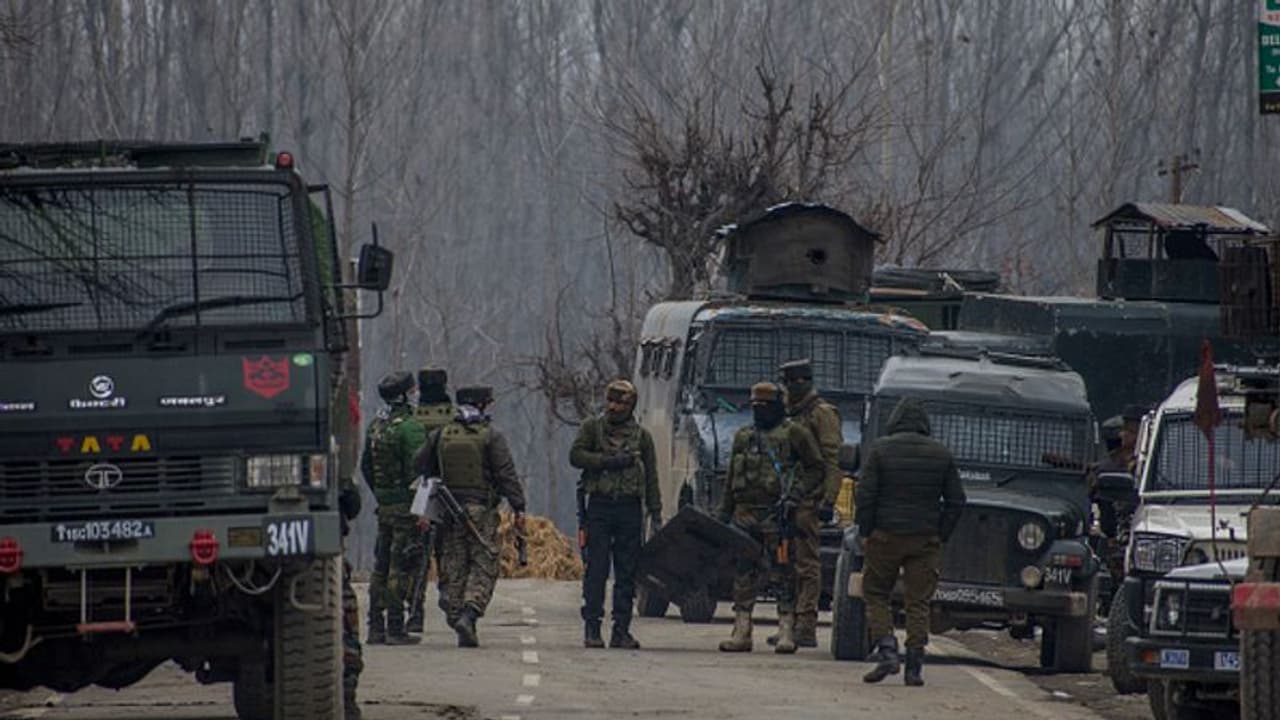 জম্মু কাশ্মীরে ইসলামিক স্টেট এর জঙ্গিচক্র, পুলিশের জালে ধরা পড়ল ৫ জম্মু কাশ্মীরে ইসলামিক স্টেট এর জঙ্গিচক্র, পুলিশের জালে ধরা পড়ল ৫