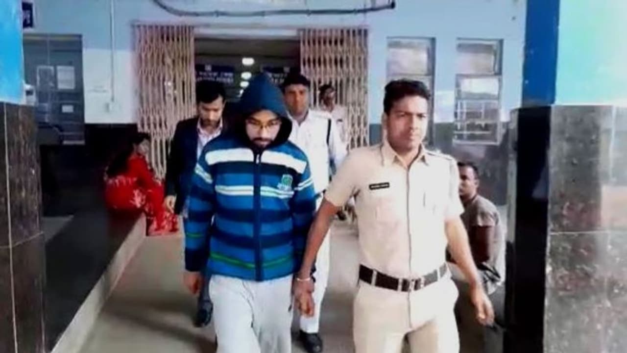 থানায় মহিলা পুলিশকর্মীকে চুলের মুঠি ধরে মার, 'বইমেলা কাণ্ডে' গ্রেফতার অভিযুক্ত থানায় মহিলা পুলিশকর্মীকে চুলের মুঠি ধরে মার, 'বইমেলা কাণ্ডে' গ্রেফতার অভিযুক্ত