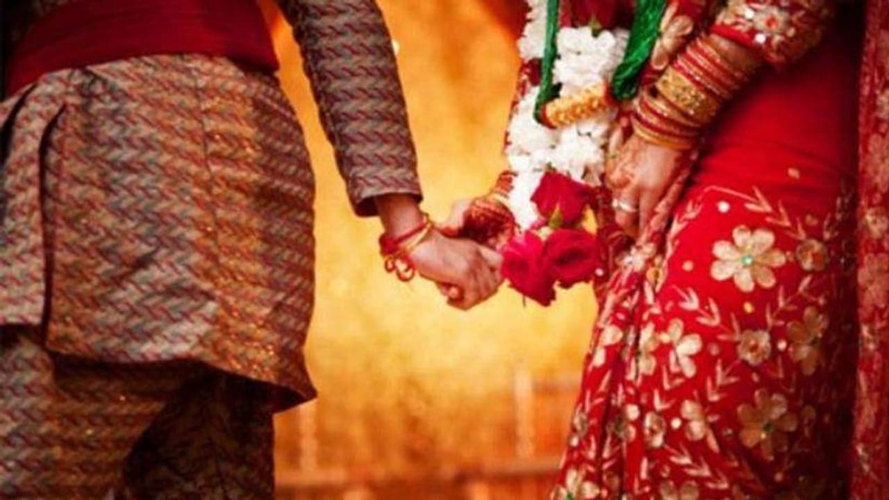 వెరైటీ పెళ్లి పత్రిక: విత్తనాలను పంచుతున్న ఆదిలాబాద్ వాసి వెరైటీ పెళ్లి పత్రిక: విత్తనాలను పంచుతున్న ఆదిలాబాద్ వాసి