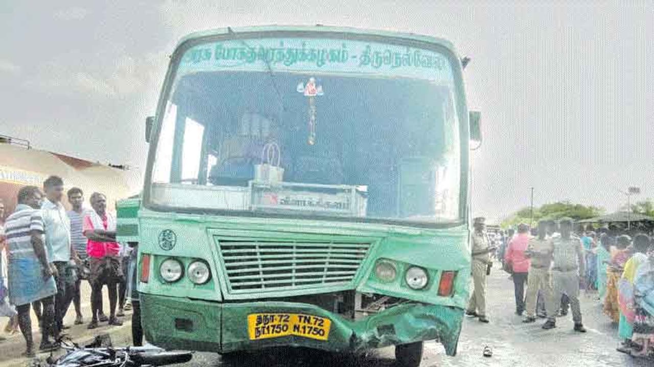 இருசக்கர வாகனத்தின் மீது பயங்கரமாக மோதிய அரசு பேருந்து..! துடிதுடித்து பலியான அண்ணன் தம்பி..!