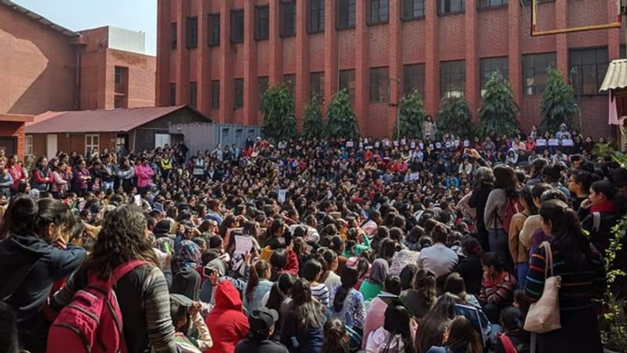 लड़कियों को बाथरूम में खींचा था, गलत हरकत की...गार्गी कॉलेज में हुई घटना की CBI जांच की मांग लड़कियों को बाथरूम में खींचा था, गलत हरकत की...गार्गी कॉलेज में हुई घटना की CBI जांच की मांग