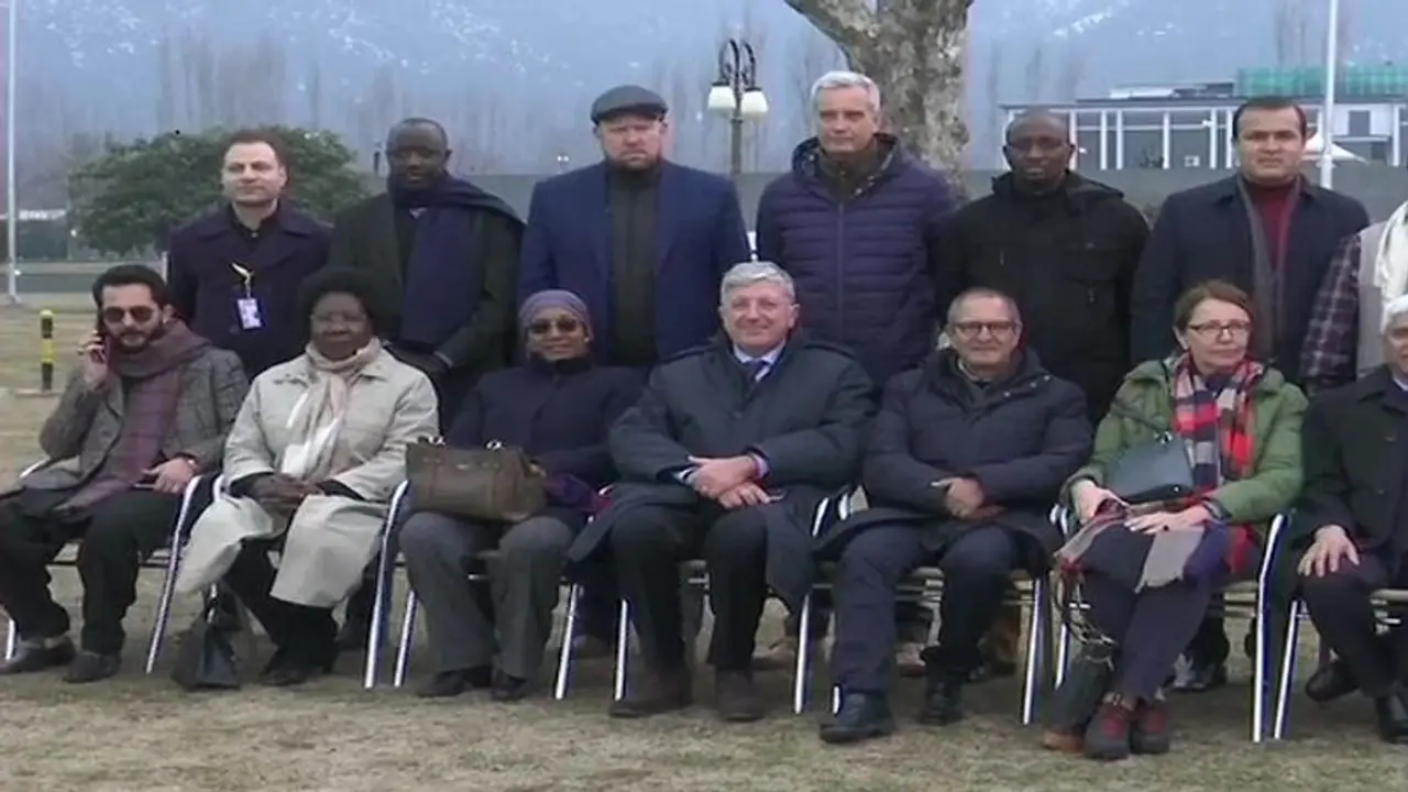 ವಿದೇಶಿ ನಿಯೋಗ ಬರುವುದು ಮೂರನೇ ಬಾರಿ: ದಾಲ್ ಸರೋವರದಲ್ಲಿ ಸವಾರಿ! ವಿದೇಶಿ ನಿಯೋಗ ಬರುವುದು ಮೂರನೇ ಬಾರಿ: ದಾಲ್ ಸರೋವರದಲ್ಲಿ ಸವಾರಿ!