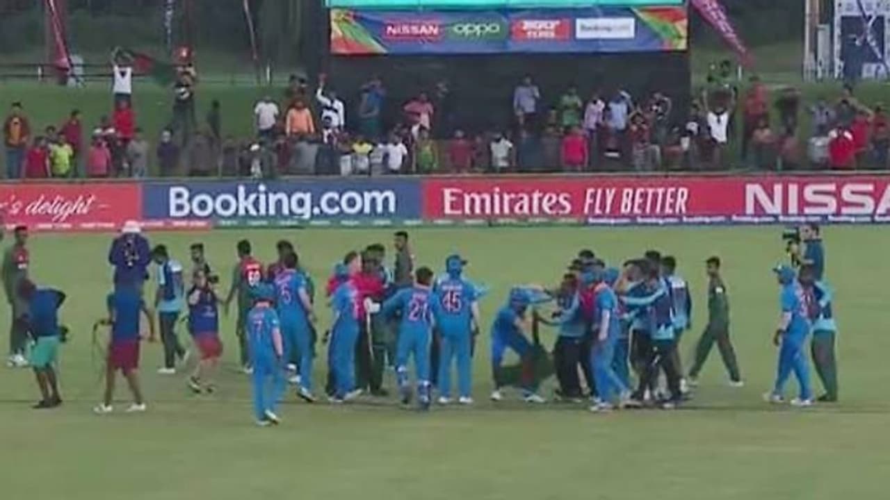 रवि बिश्नोई को सजा मिलने के बाद मां ने छोड़ा खाना, उधर BCCI से भी कड़े कदम की मांग कर रहे दिग्गज रवि बिश्नोई को सजा मिलने के बाद मां ने छोड़ा खाना, उधर BCCI से भी कड़े कदम की मांग कर रहे दिग्गज