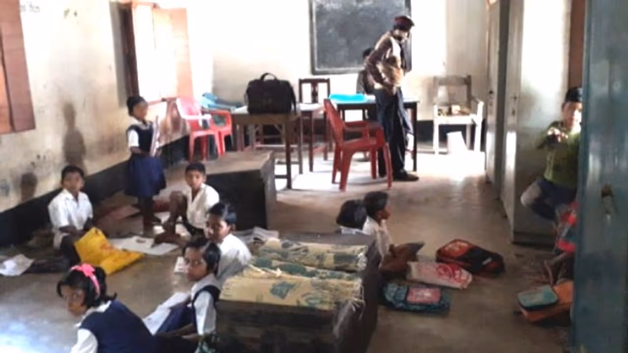 মিডডে মিলে গরমিল প্রধান শিক্ষকের, হানা দিয়ে কাগজ বাজেয়াপ্ত করে শোকজ বিডিও র