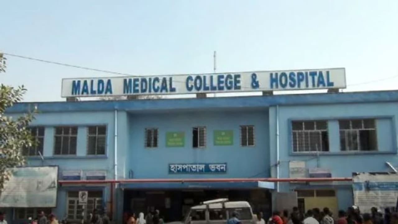 খোঁজ নেই ডাক্তারদের, জেলাশাসকের আচমকা হানায় বেআব্রু মালদহ মেডিক্যাল এর হাল খোঁজ নেই ডাক্তারদের, জেলাশাসকের আচমকা হানায় বেআব্রু মালদহ মেডিক্যাল এর হাল