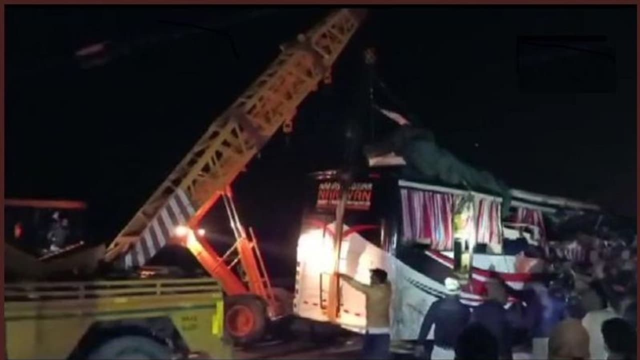 ആഗ്ര ലഖ്നൗ അതിവേഗ പാതയില് ബസും ട്രക്കും കൂട്ടിയിടിച്ചു; 13 മരണം ആഗ്ര ലഖ്നൗ അതിവേഗ പാതയില് ബസും ട്രക്കും കൂട്ടിയിടിച്ചു; 13 മരണം