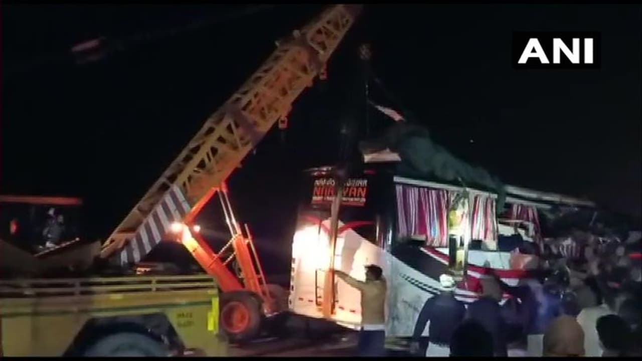 యూపీలో ఘోర ప్రమాదం 13 మంది మృతి: 31 మందికి గాయాలు యూపీలో ఘోర ప్రమాదం 13 మంది మృతి: 31 మందికి గాయాలు