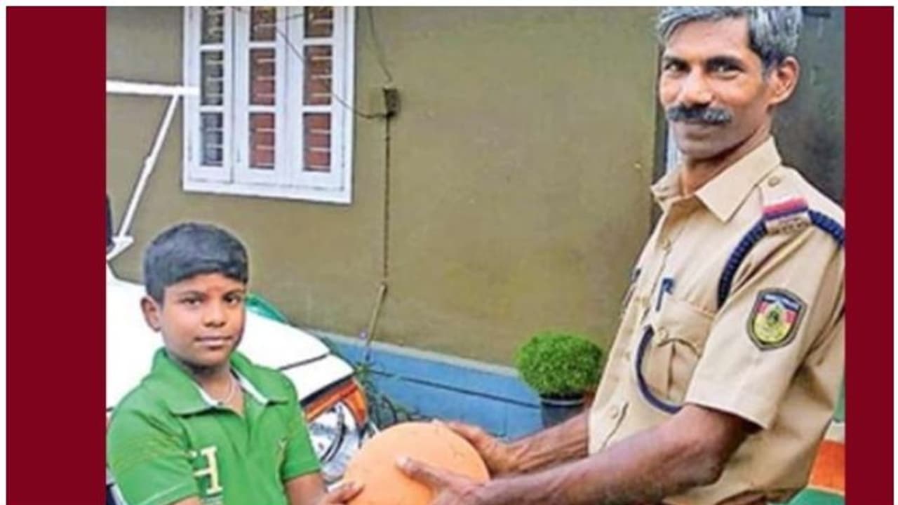 'എന്റെ പന്ത് കാണുന്നില്ല, കണ്ടെത്തി തരുമോ?' അതുലിന്റെ പരാതി പരിഹരിച്ച് പൊലീസ് ഉദ്യോഗസ്ഥർ 'എന്റെ പന്ത് കാണുന്നില്ല, കണ്ടെത്തി തരുമോ?' അതുലിന്റെ പരാതി പരിഹരിച്ച് പൊലീസ് ഉദ്യോഗസ്ഥർ