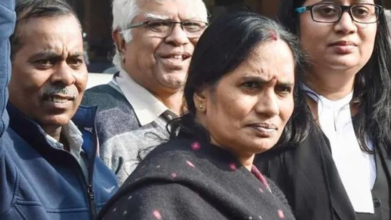 निर्भया केस में 3 मामलों में सुनवाई, दोषियों को डेथ वॉरंट जारी कर सकती है दिल्ली की पटियाला कोर्ट निर्भया केस में 3 मामलों में सुनवाई, दोषियों को डेथ वॉरंट जारी कर सकती है दिल्ली की पटियाला कोर्ट