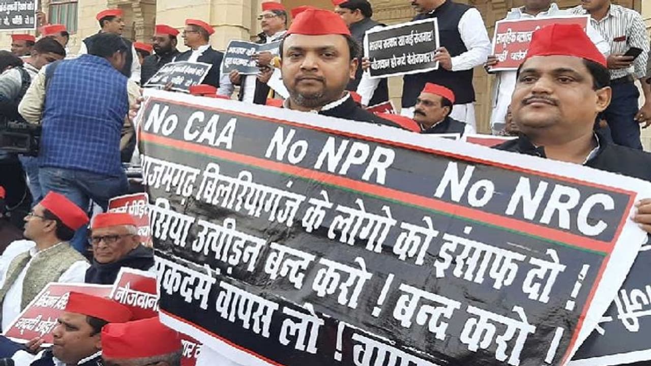 यूपी में बजट सत्र के पहले इसलिए धरने पर बैठे सपा विधायक, जाने क्या है पूरा मामला यूपी में बजट सत्र के पहले इसलिए धरने पर बैठे सपा विधायक, जाने क्या है पूरा मामला