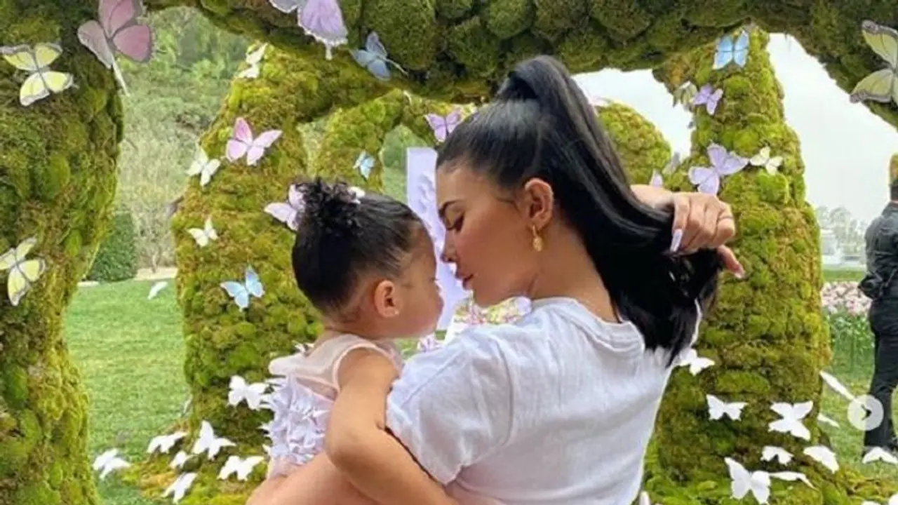 Kylie Jenner’s daughter shushes mother while watching Frozen 2 Kylie Jenner’s daughter shushes mother while watching Frozen 2