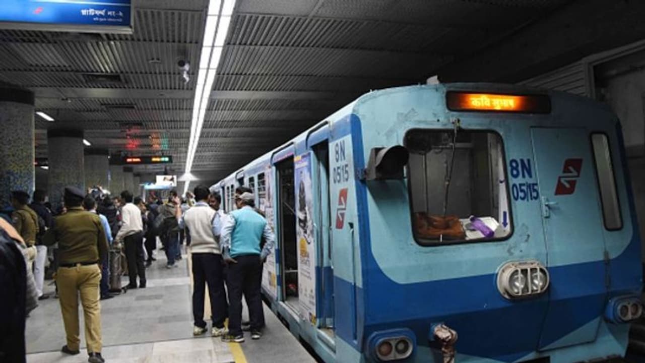 কলকাতা মেট্রো থেকে বেরোল ধোঁয়া, আগুন আতঙ্কে কালীঘাটে দিশেহারা যাত্রীরা কলকাতা মেট্রো থেকে বেরোল ধোঁয়া, আগুন আতঙ্কে কালীঘাটে দিশেহারা যাত্রীরা