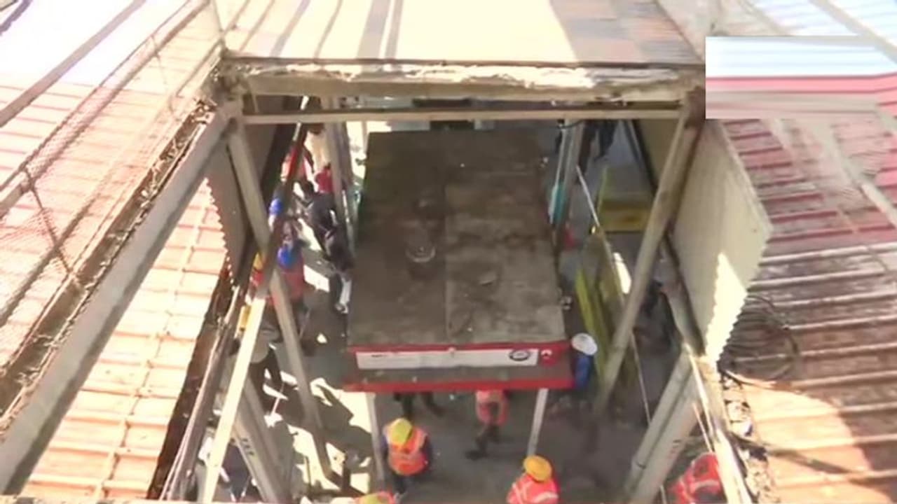 പ്ലാറ്റ്ഫോമില് നിന്നവരുടെ മുകളിലേക്ക് നടപ്പാലം തകര്ന്നുവീണു; നിരവധിപ്പേര്ക്ക് പരിക്ക് പ്ലാറ്റ്ഫോമില് നിന്നവരുടെ മുകളിലേക്ക് നടപ്പാലം തകര്ന്നുവീണു; നിരവധിപ്പേര്ക്ക് പരിക്ക്