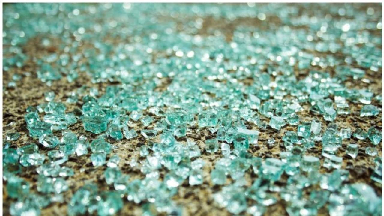 എസ്റ്റേറ്റില്‍ സാമൂഹിക വിരുദ്ധരുടെ അതിക്രമം; മദ്യപിച്ചെത്തി വാഹനത്തിന്‍റെ ചില്ലുകള്‍ തകര്‍ത്തതായി പരാതി