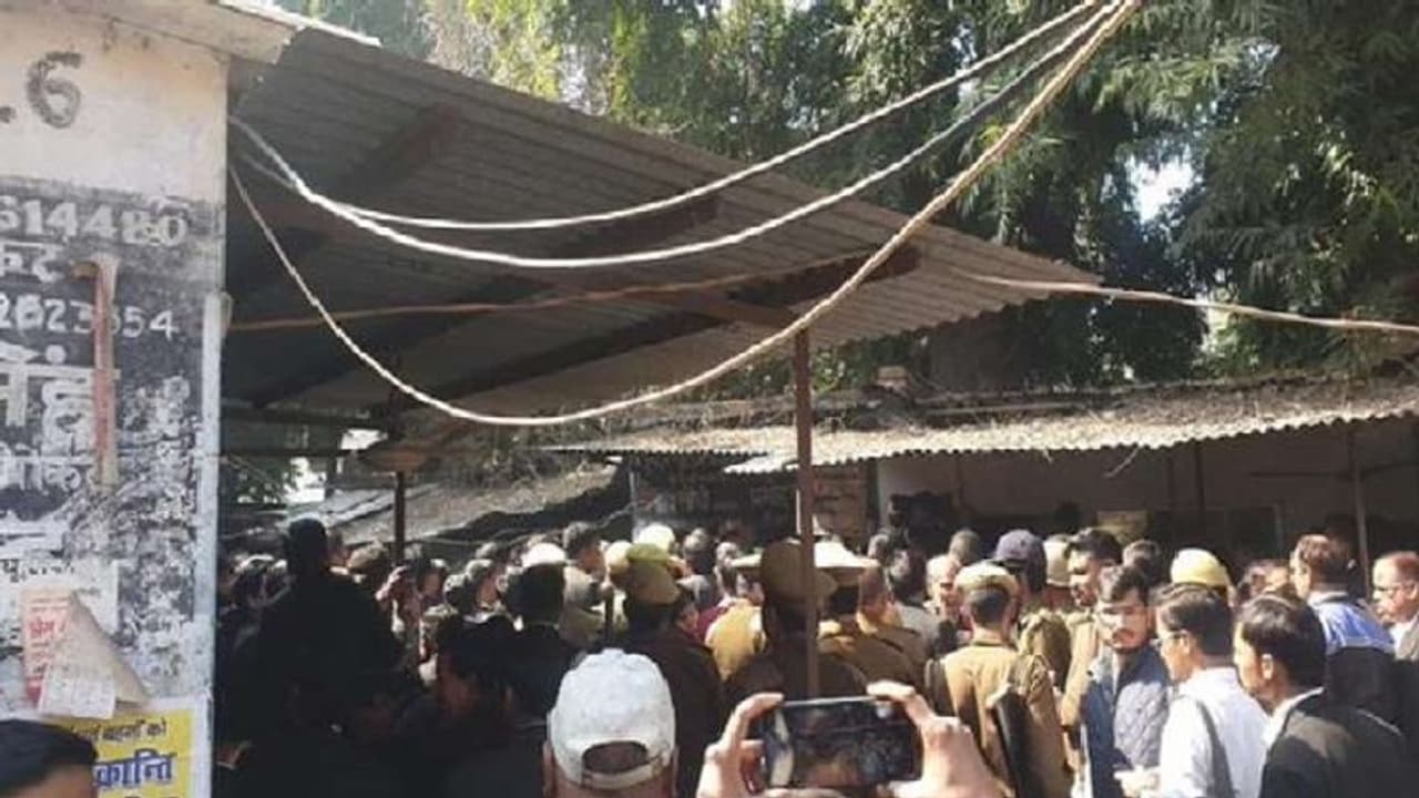 लखनऊ डिस्ट्रिक कोर्ट में बार एसोसिएशन के जॉइंट सेक्रेटरी पर फेंका 8 बम; 3 फटा, प्रियंका का सरकार पर हमला लखनऊ डिस्ट्रिक कोर्ट में बार एसोसिएशन के जॉइंट सेक्रेटरी पर फेंका 8 बम; 3 फटा, प्रियंका का सरकार पर हमला