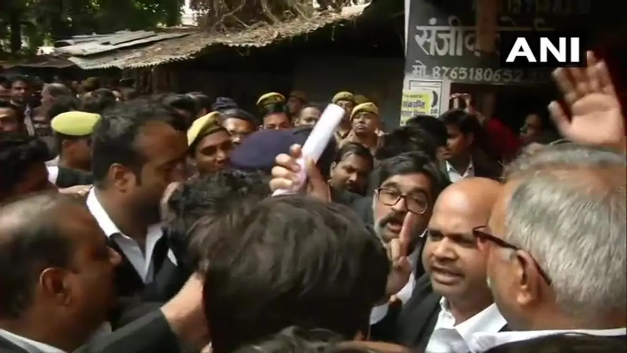 లక్నో కోర్టులో బాంబు పేలుడు: పలువురికి గాయాలు