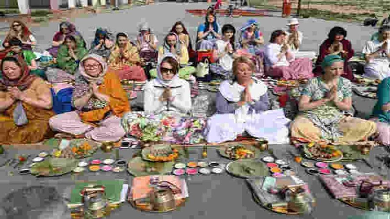 पितरों को मोक्ष दिलाने रूस से आए लोग, मोक्षधाम में कुछ इस तरह किया पिंडदान और पूजा पाठ पितरों को मोक्ष दिलाने रूस से आए लोग, मोक्षधाम में कुछ इस तरह किया पिंडदान और पूजा पाठ