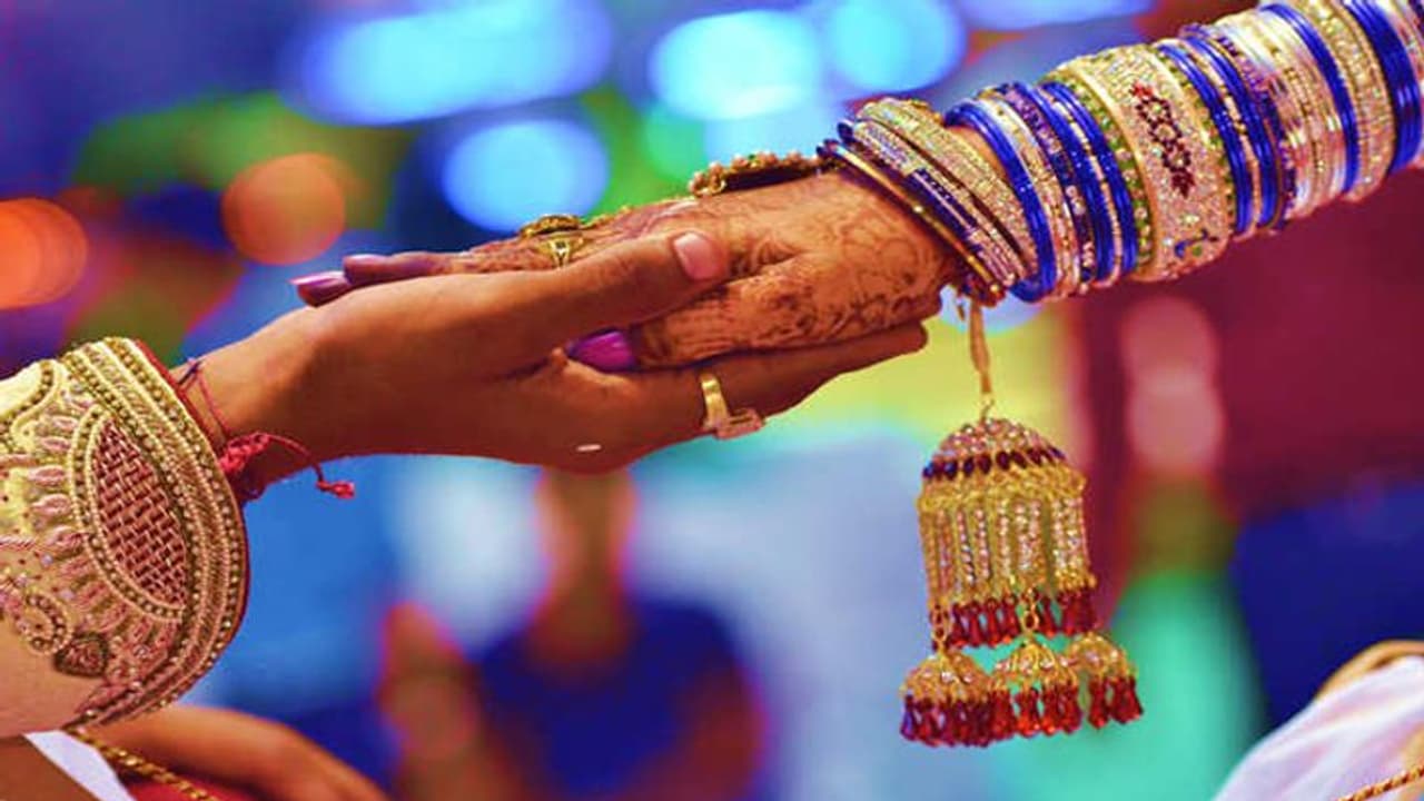 വിവാഹവേദിക്ക് സമീപം കത്തിക്കരിഞ്ഞ് കാർ, കാറിനുള്ളിൽ മരിച്ച നിലയിൽ വധുവിന്റെ കാമുകൻ, കേസ്