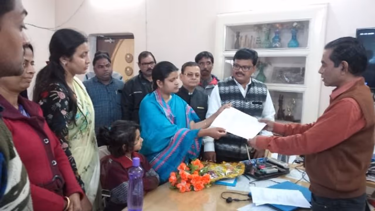 স্বামীহারা গৃহবধূর পাশে মুখ্যমন্ত্রী, আবেদনের কয়েক ঘণ্টার মধ্যে মিলল চাকরি