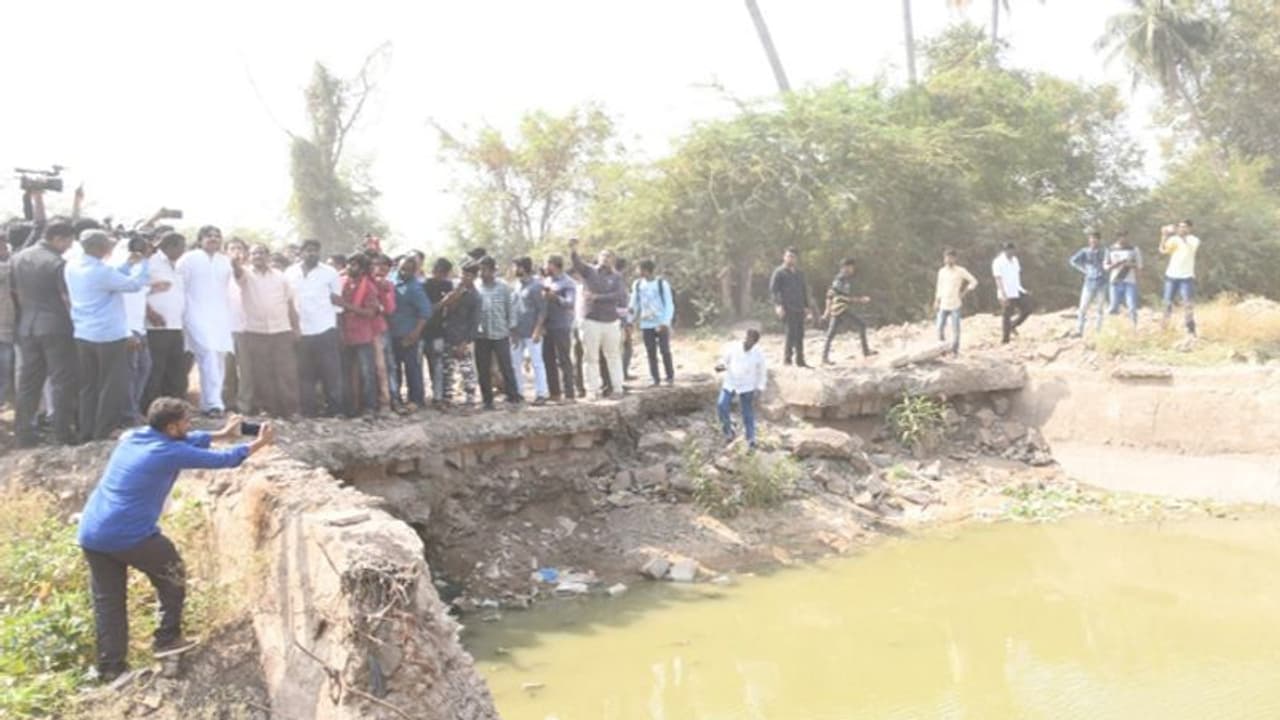 రాజధాని విషయం తర్వాత... ముందు దీని సంగతేంటి...: జగన్ ప్రభుత్వంపై పవన్ ఫైర్ రాజధాని విషయం తర్వాత... ముందు దీని సంగతేంటి...: జగన్ ప్రభుత్వంపై పవన్ ఫైర్