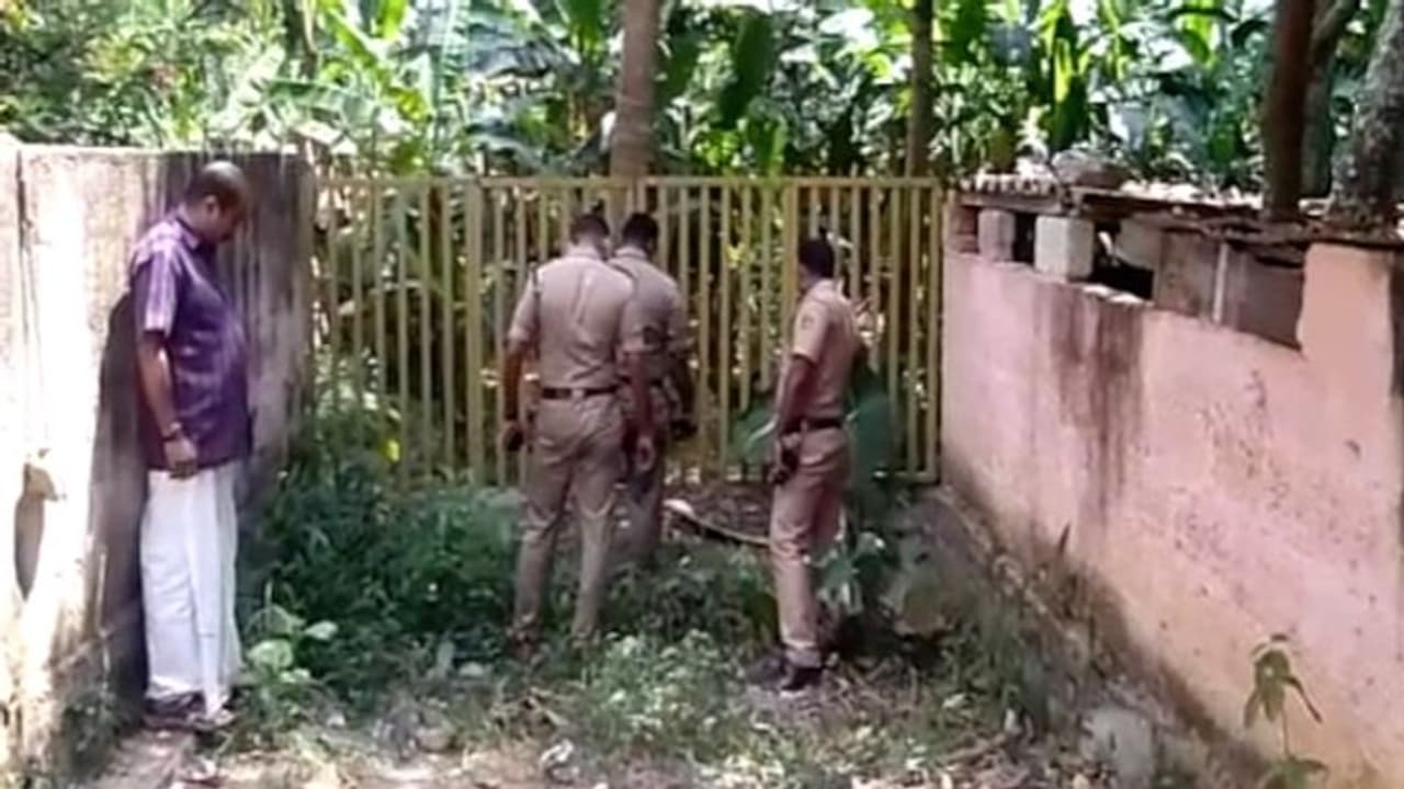 തിരുവനന്തപുരത്ത് വീടുകളുടെ ചുമരിലും റോഡിലും രക്തക്കറ, നാട്ടുകാർ പരിഭ്രാന്തിയിൽ; മനുഷ്യരക്തമെന്ന് പൊലീസ് നിഗമനം