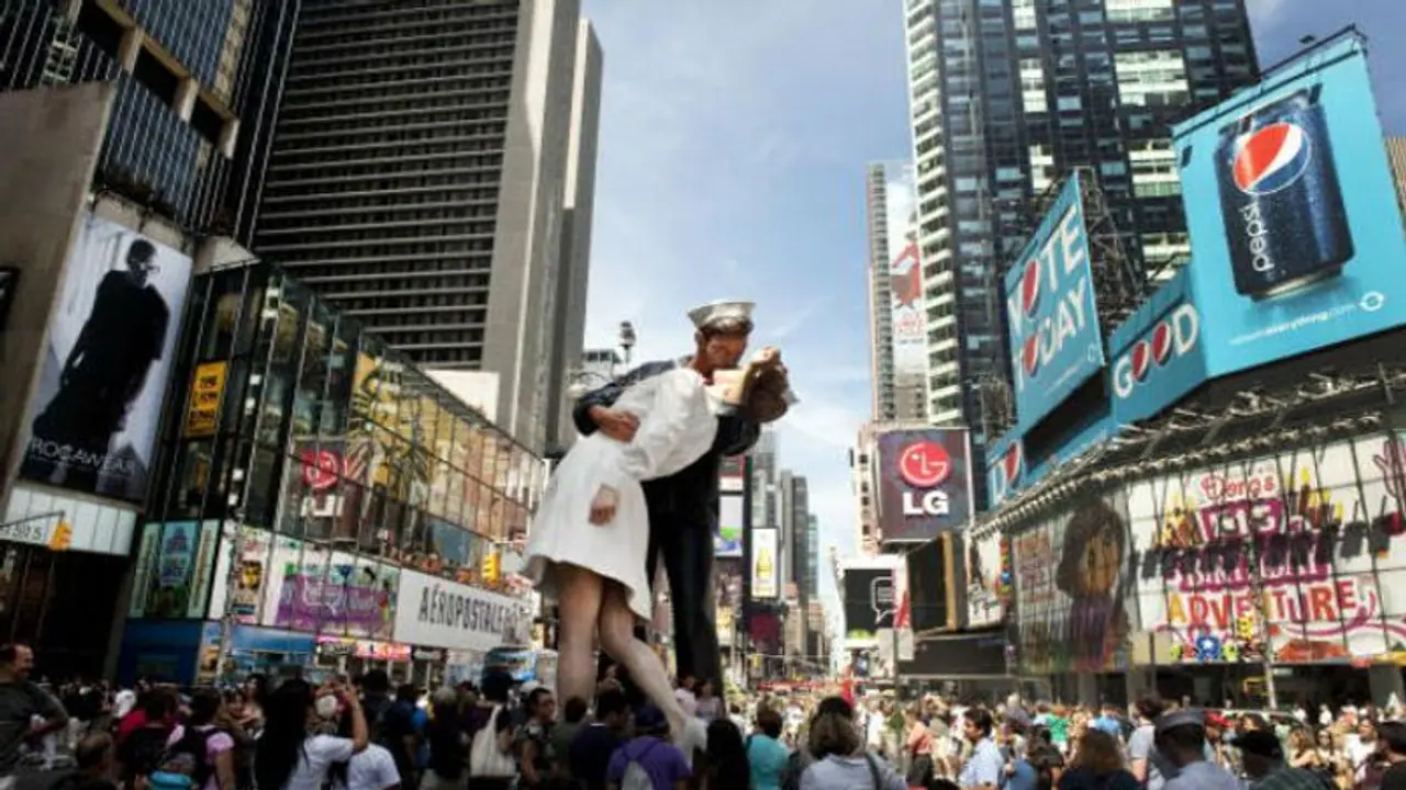 অমর হয়ে গিয়েছে এই ছবি, চুম্বন মানে যে শান্তি তা বলেছিল টাইমস স্কোয়ারের এই দৃশ্য অমর হয়ে গিয়েছে এই ছবি, চুম্বন মানে যে শান্তি তা বলেছিল টাইমস স্কোয়ারের এই দৃশ্য