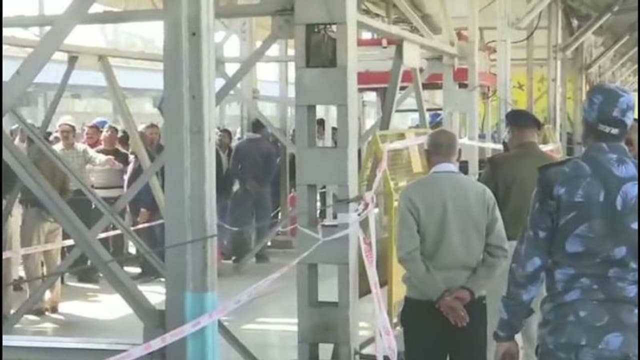 ব্যস্ত সময়ে ভেঙে পড়ল ভোপাল স্টেশনের ফুটব্রিজ, আহত ৮ ব্যস্ত সময়ে ভেঙে পড়ল ভোপাল স্টেশনের ফুটব্রিজ, আহত ৮