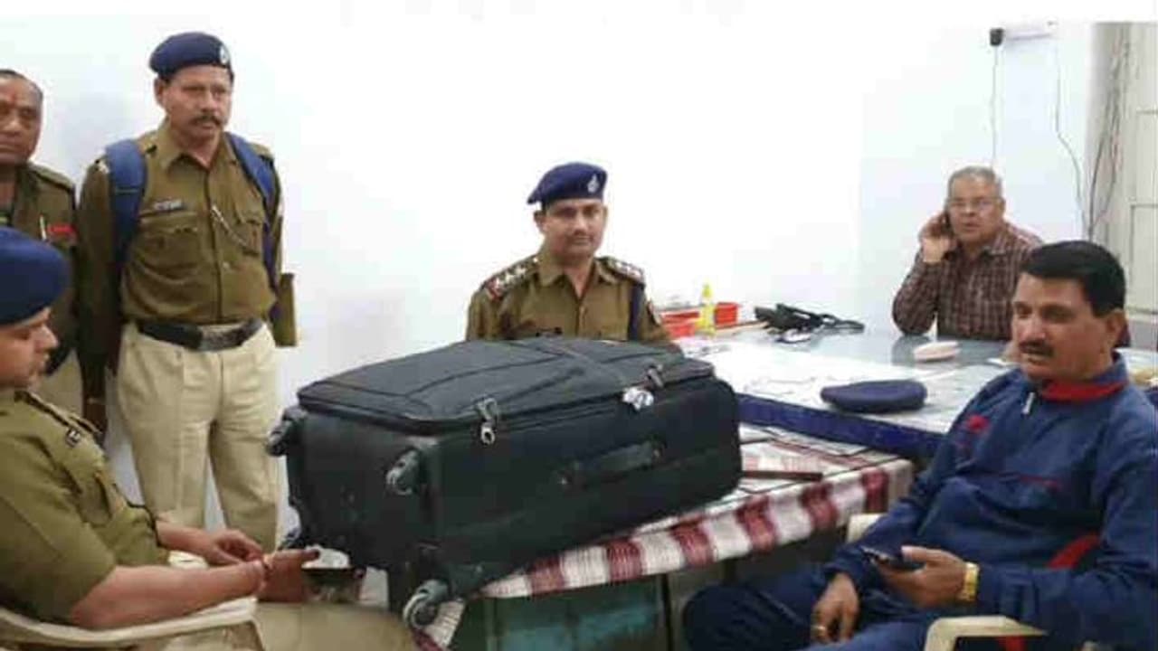 ट्रॉलीबैग में 2 करोड़ भरकर ट्रेन से बिहार आ रहे थे दो लोग, खंडवा में पकड़े गए; कहां से मिला था इतना रुपया? ट्रॉलीबैग में 2 करोड़ भरकर ट्रेन से बिहार आ रहे थे दो लोग, खंडवा में पकड़े गए; कहां से मिला था इतना रुपया?