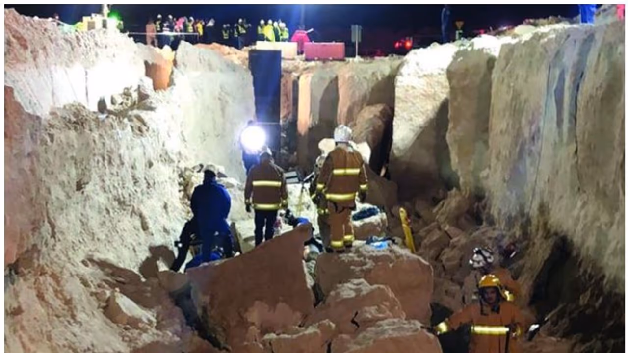 കുവൈത്തിലെ മണ്ണിടിച്ചില് ദുരന്തം; ആറ് പ്രവാസികള് മരിച്ചു കുവൈത്തിലെ മണ്ണിടിച്ചില് ദുരന്തം; ആറ് പ്രവാസികള് മരിച്ചു