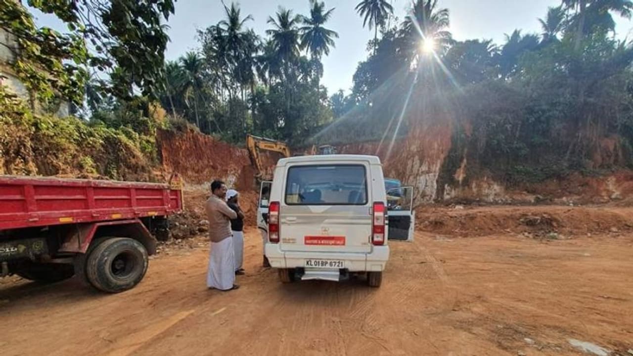 അനുമതി നൽകിയതിലും കൂടുതൽ മണ്ണ് നീക്കി; സ്ഥലം ഉടമയ്ക്കും വാഹനങ്ങൾക്കും പിഴ അനുമതി നൽകിയതിലും കൂടുതൽ മണ്ണ് നീക്കി; സ്ഥലം ഉടമയ്ക്കും വാഹനങ്ങൾക്കും പിഴ