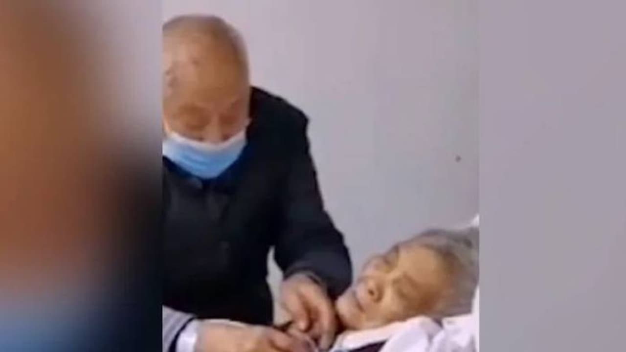 'ഒരു കൊറോണയ്ക്കും വിട്ടുകൊടുക്കില്ല'; വൈറസ് ബാധിച്ച ഭാര്യയെ ശുശ്രൂഷിക്കുന്ന വൃദ്ധനായ ഭര്ത്താവ്, വീഡിയോ 'ഒരു കൊറോണയ്ക്കും വിട്ടുകൊടുക്കില്ല'; വൈറസ് ബാധിച്ച ഭാര്യയെ ശുശ്രൂഷിക്കുന്ന വൃദ്ധനായ ഭര്ത്താവ്, വീഡിയോ