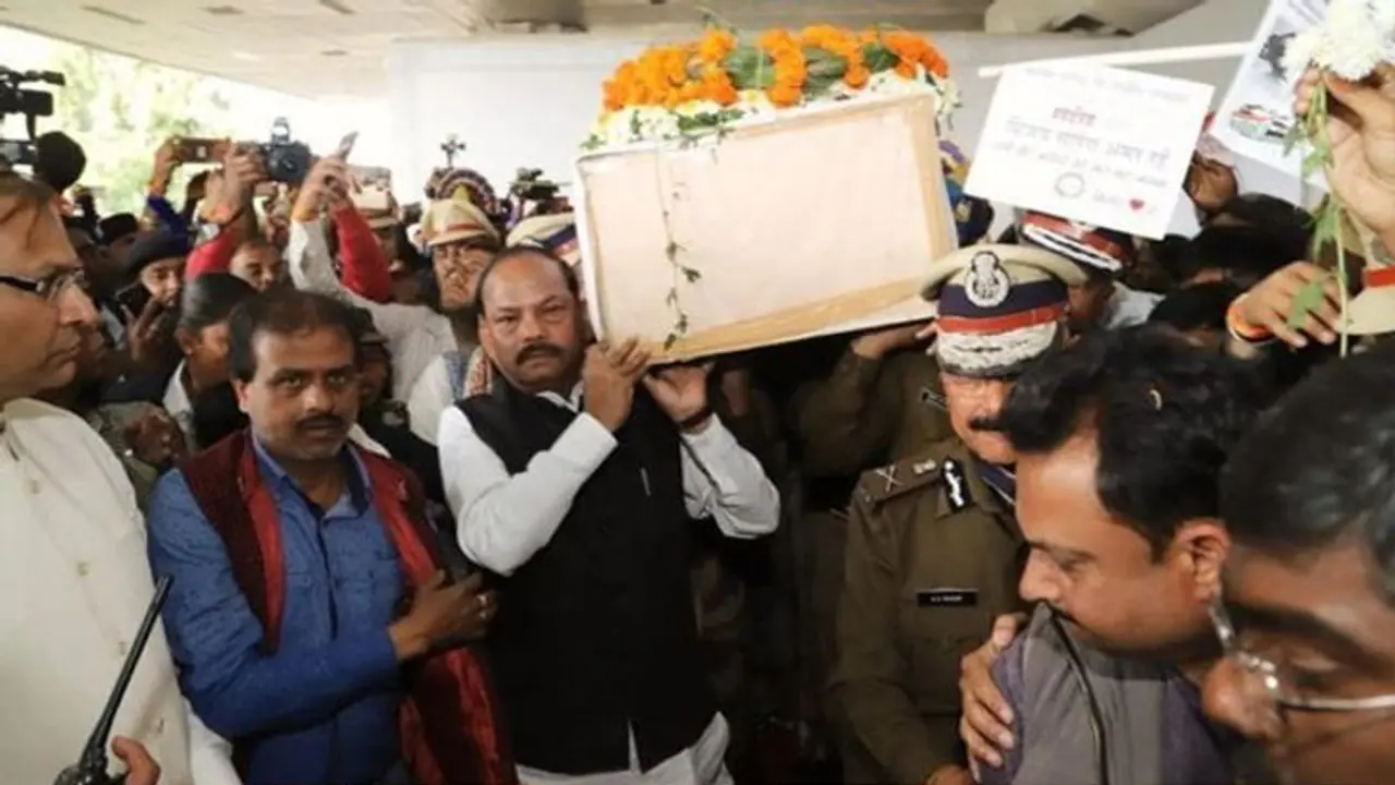 पुलवामा अटैक: शहीद के परिवार को अपनी सैलरी देने वाले थे झारखंड CM, साल भर बाद भी नहीं मिला एक रुपया पुलवामा अटैक: शहीद के परिवार को अपनी सैलरी देने वाले थे झारखंड CM, साल भर बाद भी नहीं मिला एक रुपया