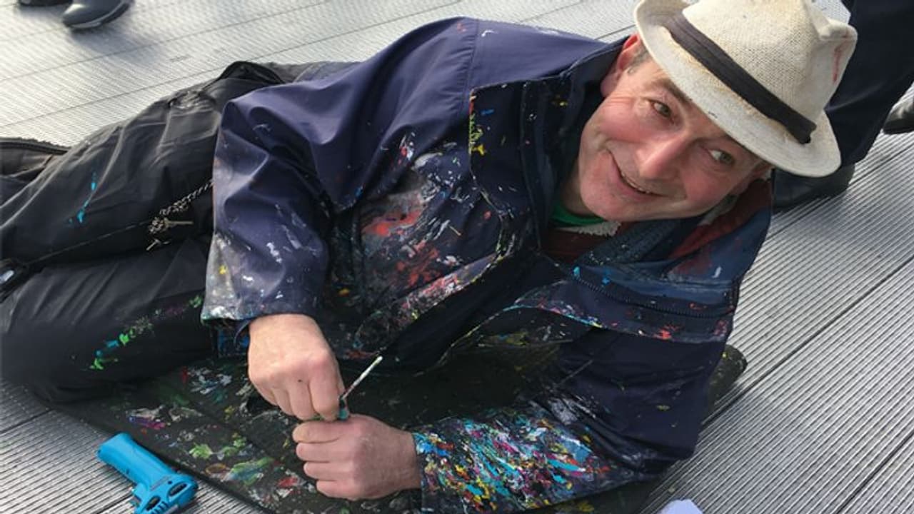 വില്‍സണ് 'ച്യൂയിങ് ഗം മാൻ' എന്ന പേര് വരാന്‍ കാരണമിതാണ്; വിചിത്രരീതിയുമായി ഒരു കലാകാരന്‍