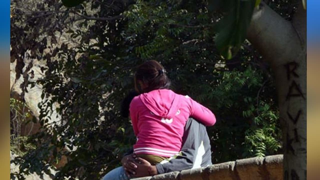 పార్క్ లో అడ్డంగా దొరికేసిన ప్రేమ జంట... బలవంతంగా పెళ్లిచేసి...