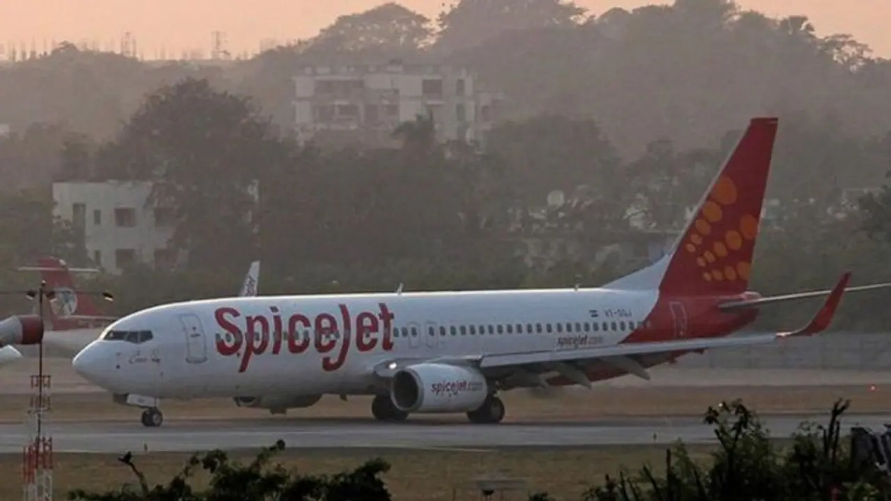 ലാൻഡിങ്ങിനിടെ വിമാനം തെന്നിമാറി, പിന്നാലെ റൺവേയിലെ ലൈറ്റുകൾ തകർന്നു; പൈലറ്റുമാർക്ക് സസ്പെൻഷൻ