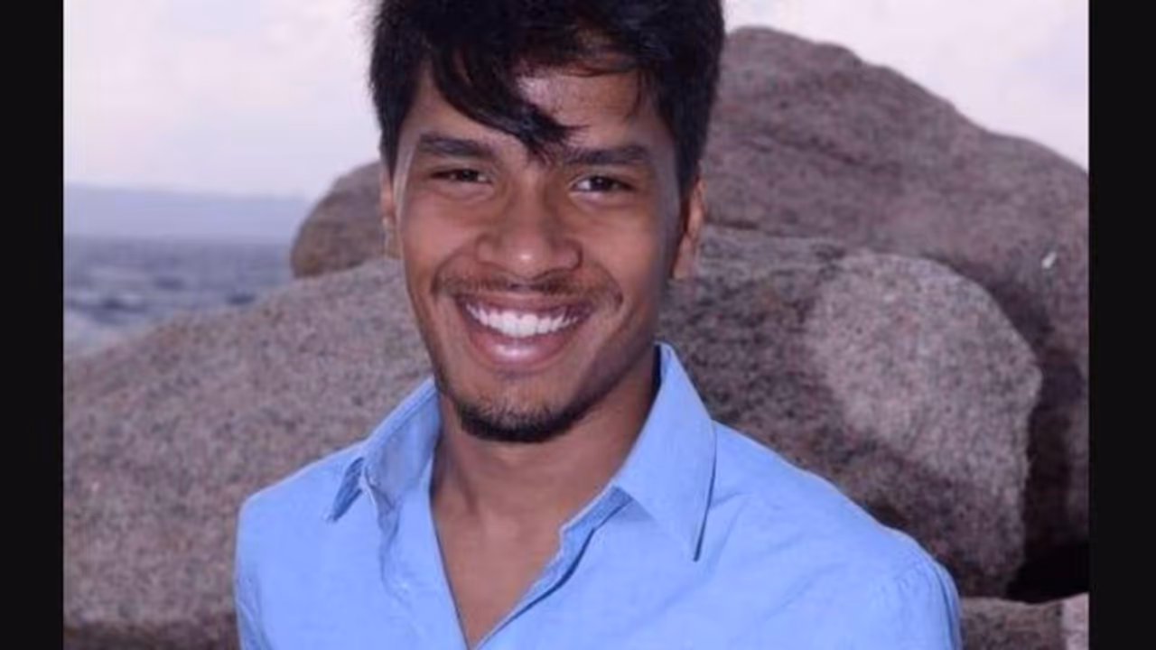 കാറപകടത്തില് മരിച്ച മലയാളി ആരാധകന് ആദരാഞ്ജലിയര്പ്പിച്ച് എ എസ് റോമ കാറപകടത്തില് മരിച്ച മലയാളി ആരാധകന് ആദരാഞ്ജലിയര്പ്പിച്ച് എ എസ് റോമ