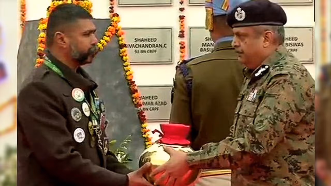 ৬১০০০ কিমি ঘুরে আনলেন ৪০ জনের ঘরের মাটি, অনন্য শ্রদ্ধার্ঘ পুলওয়ামার শহিদদের